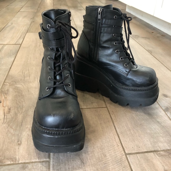 DEMONIA GOTH PLATFORM BOOTS - Picture 1 of 3